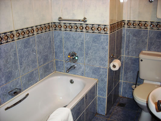 /web/uploads/116/Welcome Centre Hotels/room-photos/Deluxe room   /Deluxe-Room-Bathroom-2.jpg